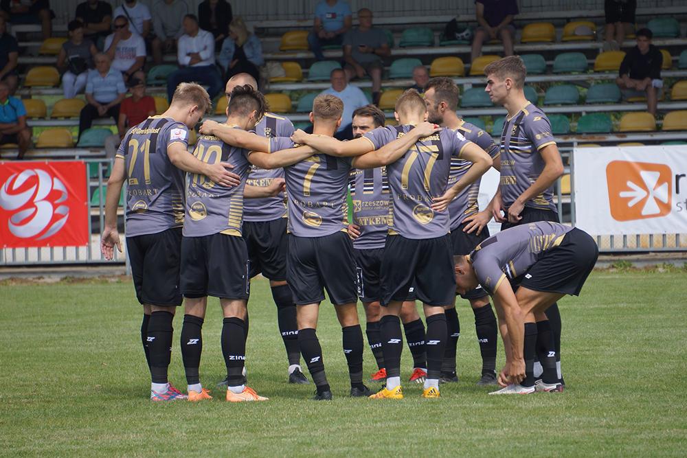 Korona Rzeszów pokonała Podlasie Biała Podlaska 2-0 i jest liderem 3 ligi gr. IV (fot. Korona Rzeszów / archiwum)