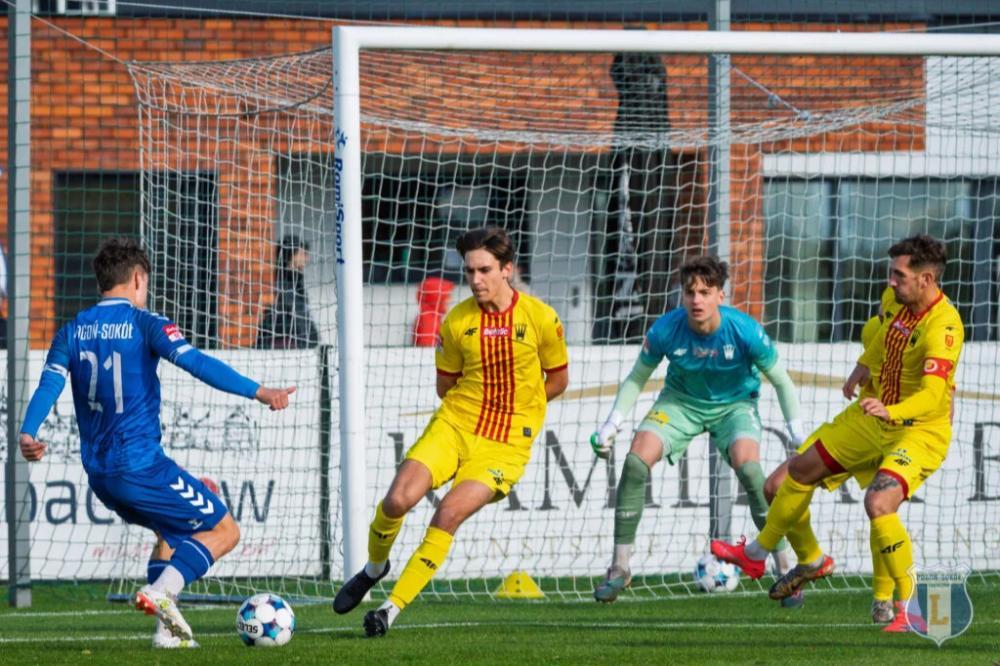 Korona II Kielce (żółte stroje) mimo gry w osłabieniu pokonała Czarnych Połaniec (fot. Pogoń-Sokół Lubaczów)