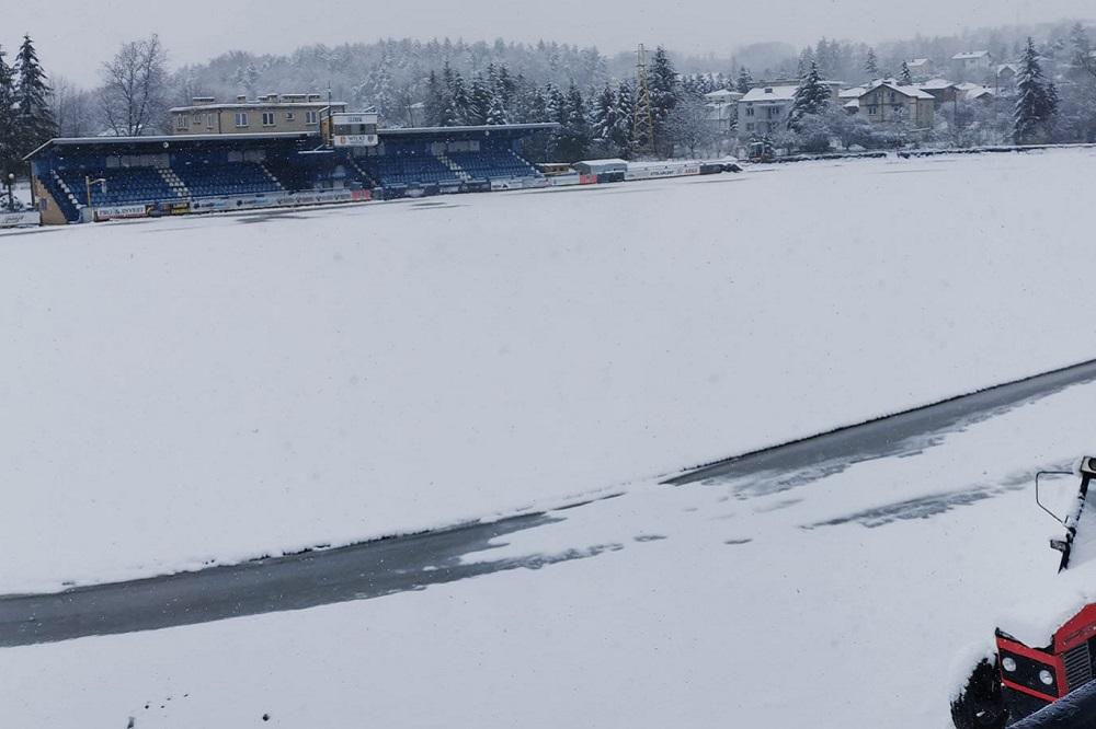Na torze w Krośnie jest śnieg! (fot. Mateusz Biskup)