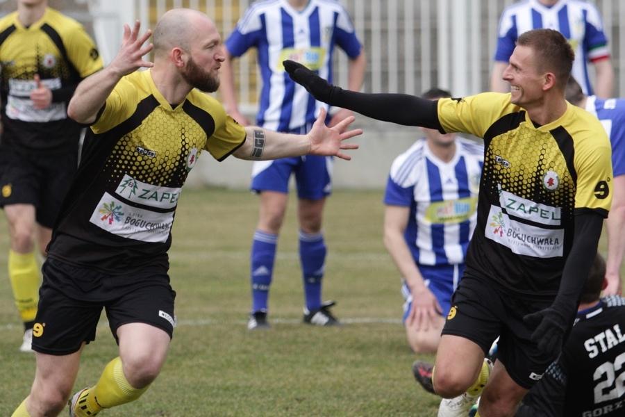 Untitled 2Krzystof Szymański (po lewej) w Izolatorze był jednym z najbardziej skutecznych zawodników (fot. zksizolator.pl)