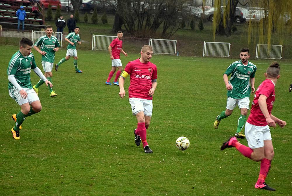 Krzysztof Pietluch (na zdjęciu z piłką) w meczu Wólczanki Wólka Pełkińska z Orłem Przeworsk. Ostatnim spotkaniu w pełnym składzie przed tragicznym wypadkiem w Weryni... (fot. Krystian Pietrycha)