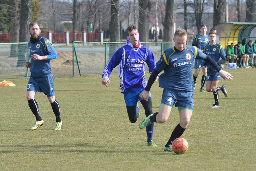 Krzysztof Sierżęga (na zdjęciu pierwszy z lewej) podczas sparingu Izolatora 