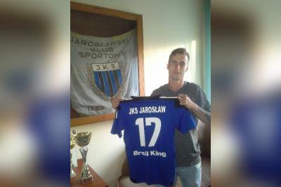 Krzysztof Zawiślak z koszulką JKS-u Jarosław.
