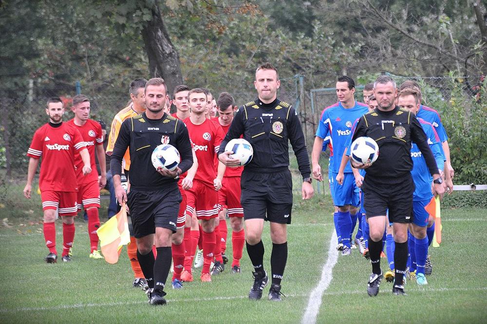 Piłkarze Wisłoka Strzyżów (na niebiesko) i KS Stobierna wraz z trójką sędziowską chwilę przed rozpoczęciem niedzielnego meczu (fot. Tomasz Ciombor)