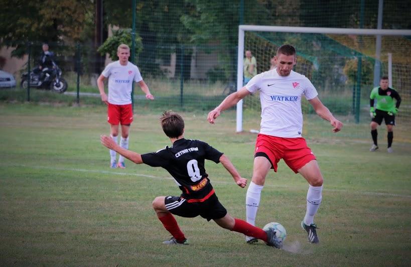 KS Wiązownica (biało-czerwone stroje) ograł Wisłokę Dębica aż 5-0 (fot. Natalia Styś / archiwum)