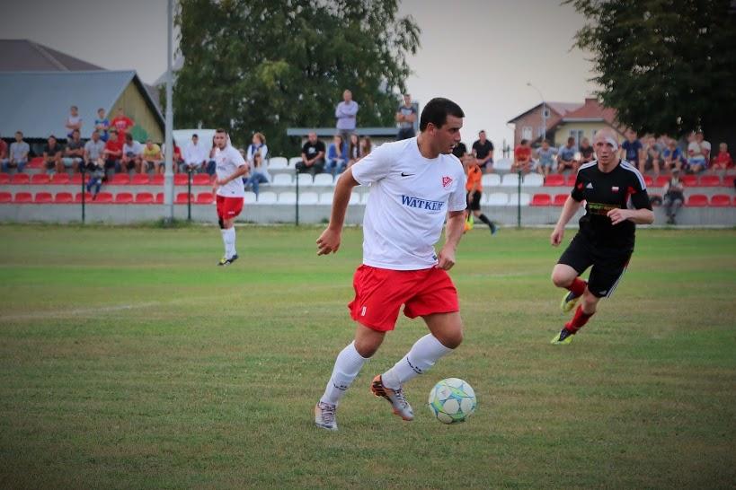 Z wycieczki do Wiśniowej piłkarze KS Wiązownica (biało-czerwone stroje) wrócili bez punktów (fot. Natalia Styś / archiwum)