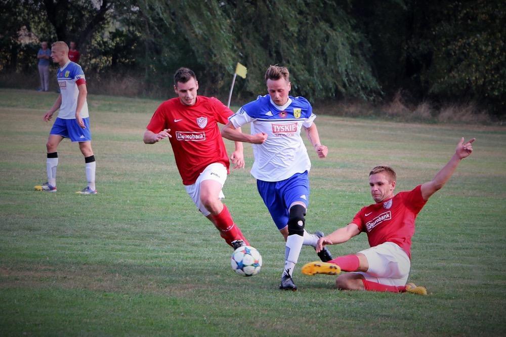 Piłkarze Stali (niebiesko-białe stroje) wygrali z Crasnovią 1-0, choć to nie oni byli faworytem (fot. Natalia Styś / archiwum)