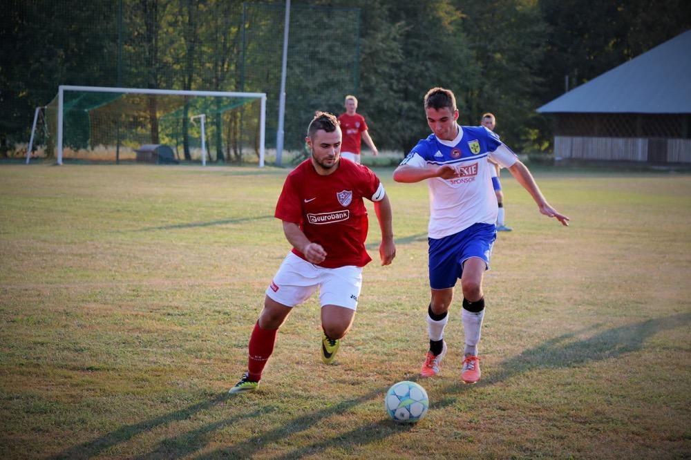 Stal Nowa Dęba (niebiesko-białe stroje) pokonała Pogoń Staszów w sparingu (fot. Natalia Styś)