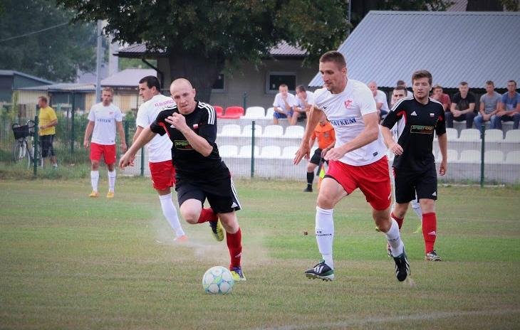 KS Wiązownica (biało-czerwone stroje) pokonała Kolbuszowiankę 2-0 (fot. Natalia Styś)