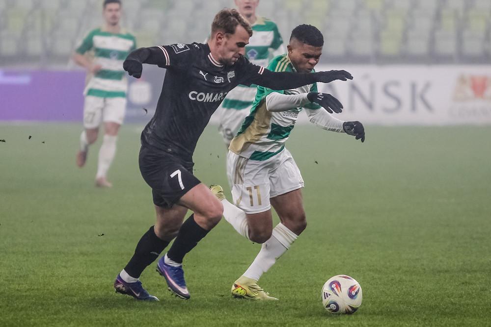 Piłkarze Cracovii (czarne stroje) pokonali GKS Katowice odnosząc pierwszą wygraną w PKO BP Ekstraklasie od października (fot. archiwum)