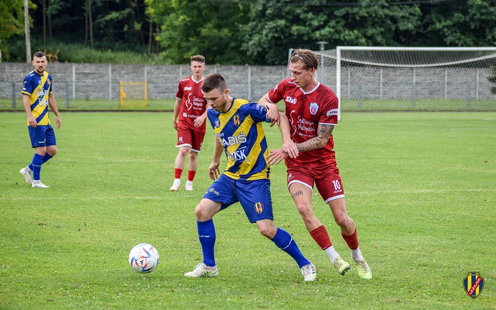 Lechia Sędziszów (czerwone stroje) zremisowała z Pogonią Leżajsk w sparingu (fot. Pogoń, K.P. / Pogoń Leżajsk)