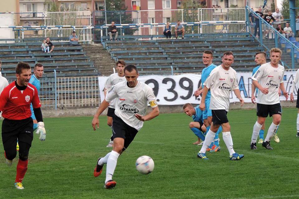 Piłkarze Lechii Sędziszów Małopolski (biało-czarne stroje wygrali z Igloopolem Dębica 2-0 (fot. igloopol.info)