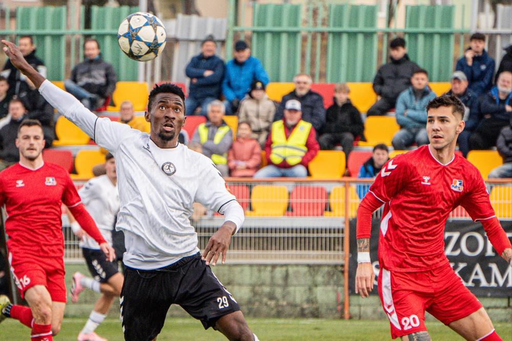 Lionel Abate (na zdjęciu z lewej) ostatnie pół roku spędził w słowackiej 2 lidze (fot. facebook.com / FK Baník Lehota pod Vtáčnikom)