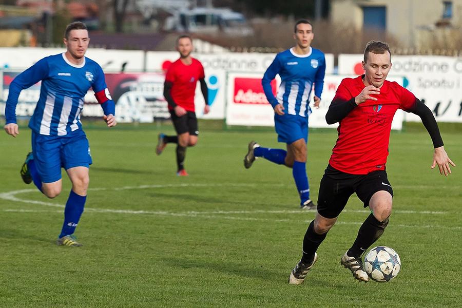 LKS Pisarowce w czerwono-czarnych strojach (fot. Tomasz Sowa / archiwum)