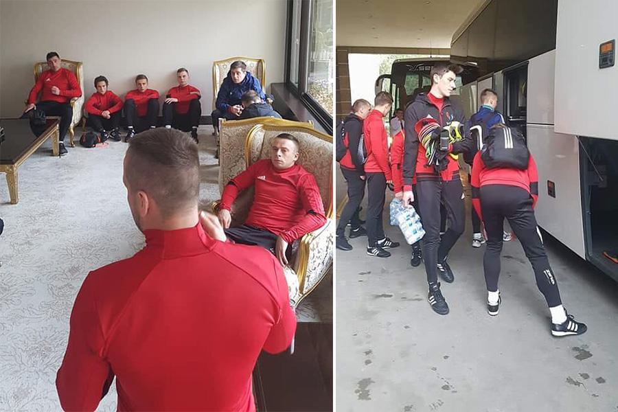 Drużyna LKS-u Pisarowce na odprawie przedmeczowej (fot. facebook.com/lkspisarowce)