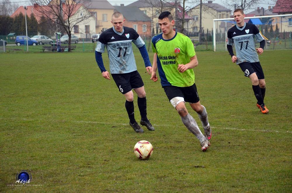Piłkarze LKS-u Skołoszów (granatowo-zielone koszulki) wygrali w Sokolnikach (fot. Adrianna Popkiewicz)