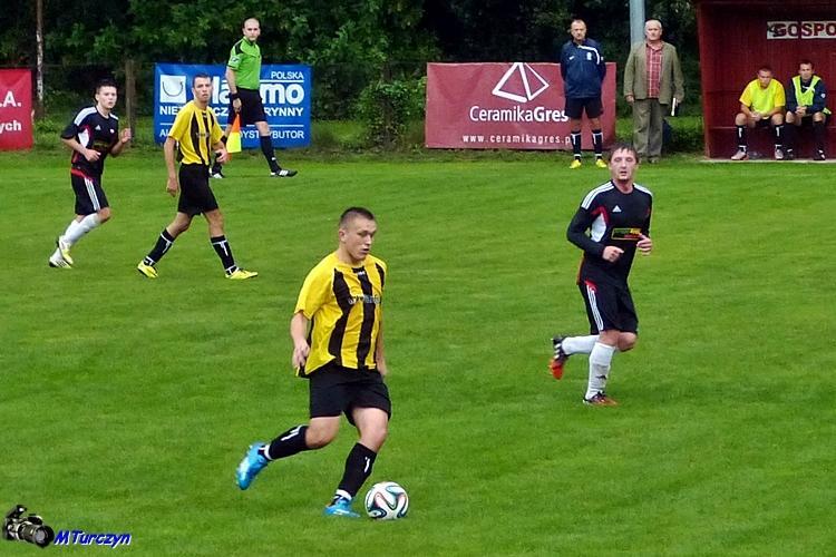 Piłkarze LKS-u Skołoszów (żółto-czarne stroje) wygrali w Jaśle 2-0 (fot. Mieczysław Turczyn)
