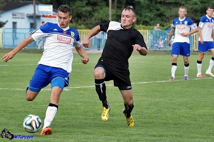 LKS Skołoszów (czarne stroje) nie zdołał pokonać beniaminka z Sokolników (fot. archiwum / Mieczysław Turczyn)