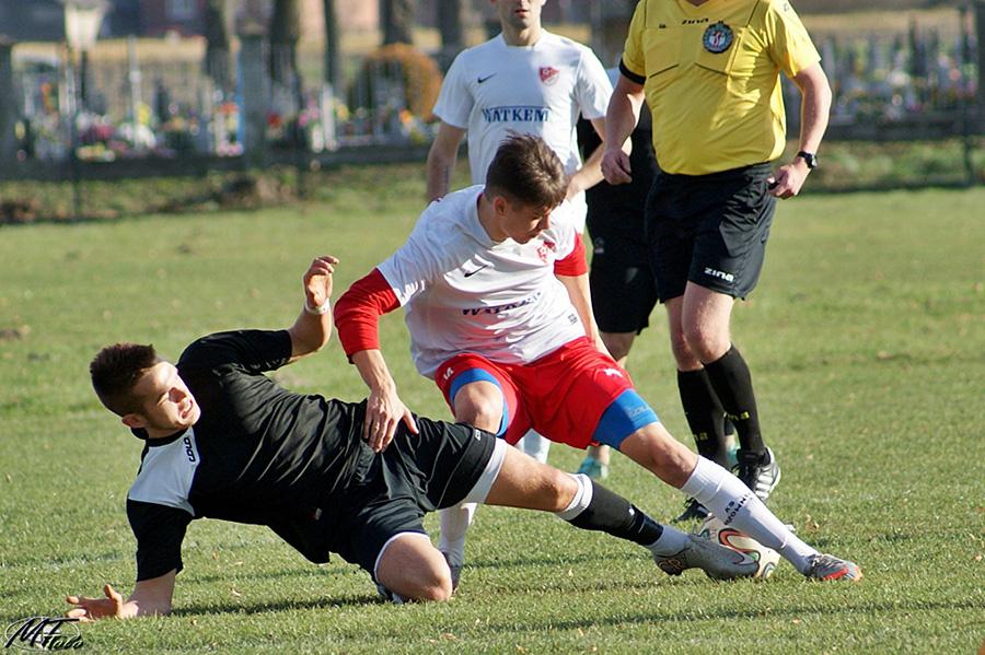 Piłkarze LKS-u Skołoszów (czarne stroje) rozgromili Przełom Besko 5-0 (fot. Mieczysław Turczyn / archiwum)