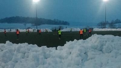 W takich okolicznościach przyrody przyszło grać LKS Pisarowce z Przełomem Besko. (fot.facebook.com/naspalonym)