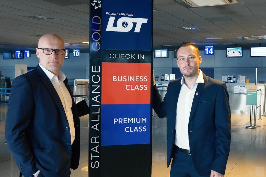 Wojciech Zając oraz Adrian Rudawski po podpisaniu umowy z portem lotniczym 
