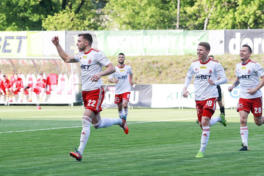 Łukasz Sekulski pierwszy od lewej w białej koszuce (fot. lkslodz.pl)