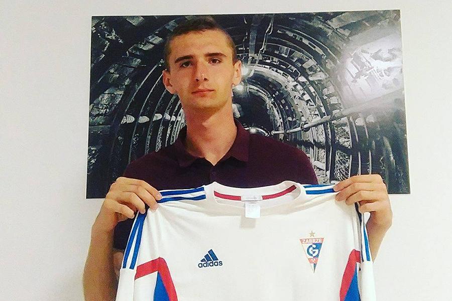 Łukasz Stanek z koszulką Górnika Zabrze, swojego nowego pracodawcy.