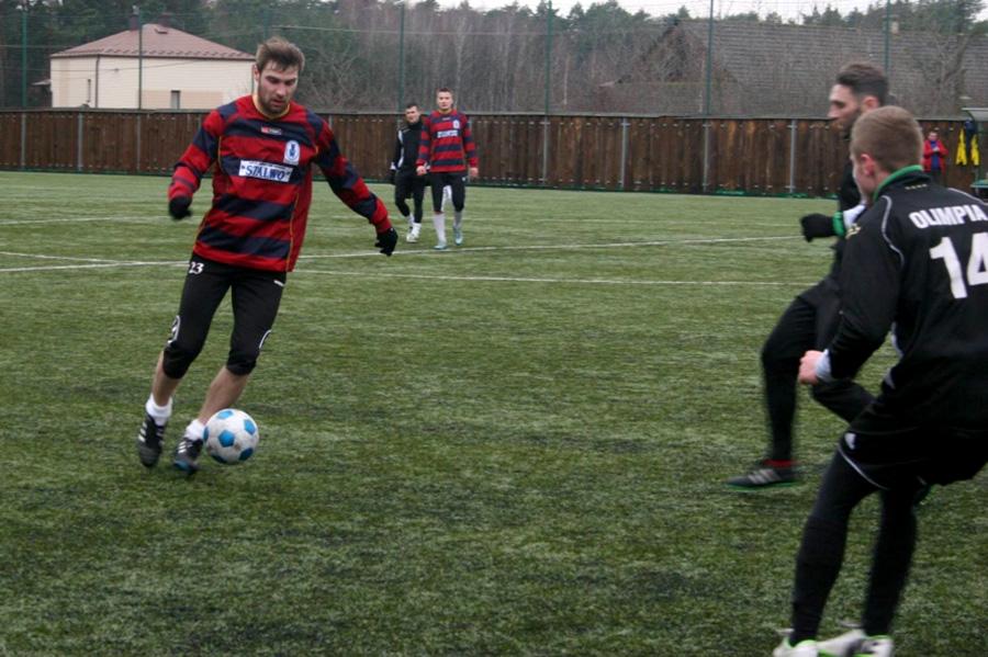 LZS Zdziary (granatowo-czerwone stroje) podobnie jak przed rokiem pojadą na obóz na Słowację (fot. uniazdziary1955.futbolowo.pl)