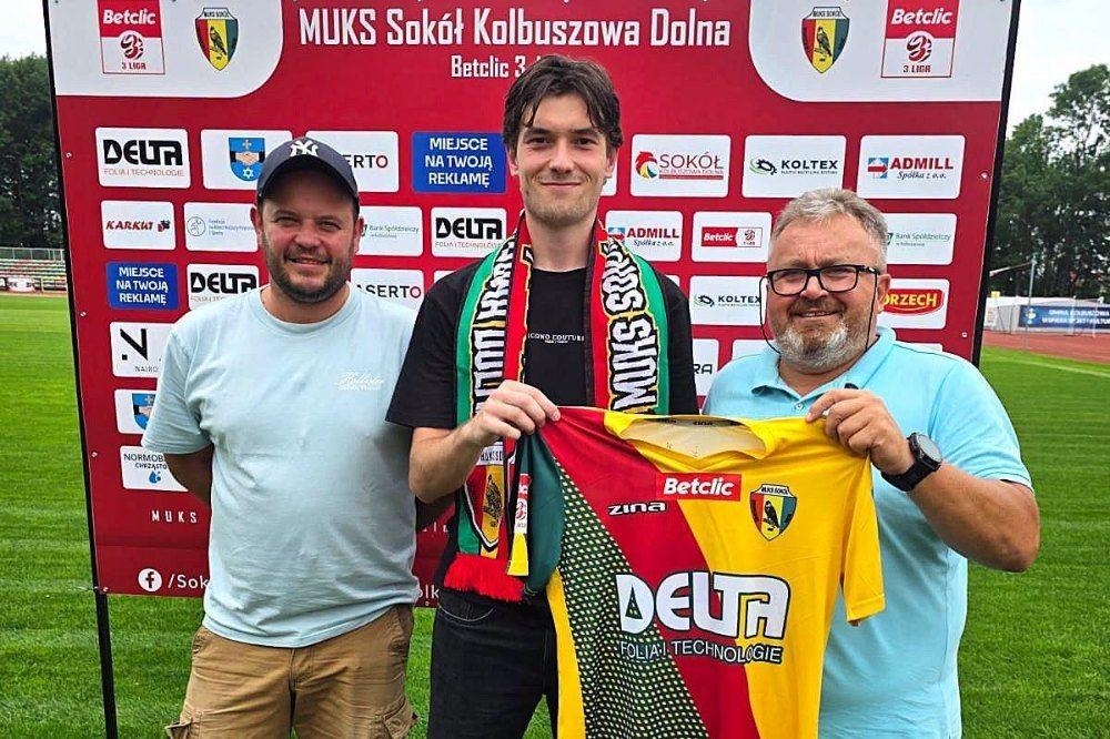 Maciej Wilki na zdjęciu w środku (fot. facebook.com/SokolKD)