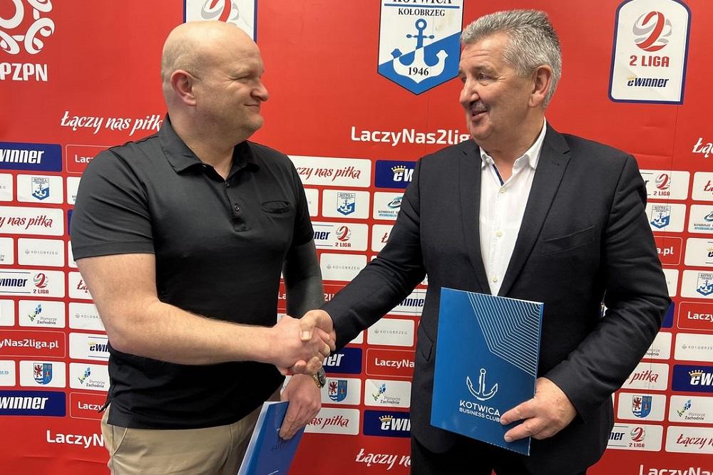 Maciej Bartoszek ma za zadanie awansować z Kotwicą Kołobrzeg do Fortuna 1 ligi! (fot. Kotwica)
