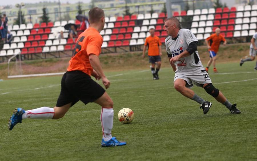 Maciej Biliński (na zdjęciu z prawej, w barwach oldbojów Resovii) został nowym trenerem Wisłoki Dębica.