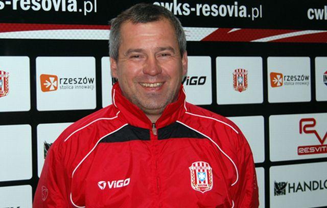 Trener Maciej Huzarski ukończył dwuletni kurs i otrzymał licencję UEFA Pro (fot. cwks-resovia.pl)