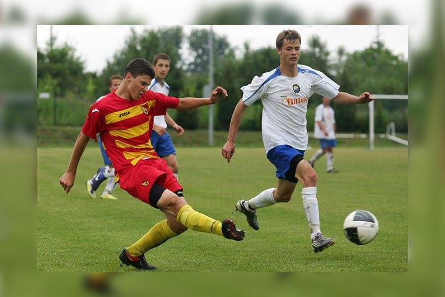 Maciej Kardyś (z prawej) z Wisłoki Dębica może trafić do Błękitnych Ropczyce (fot. archiwum)