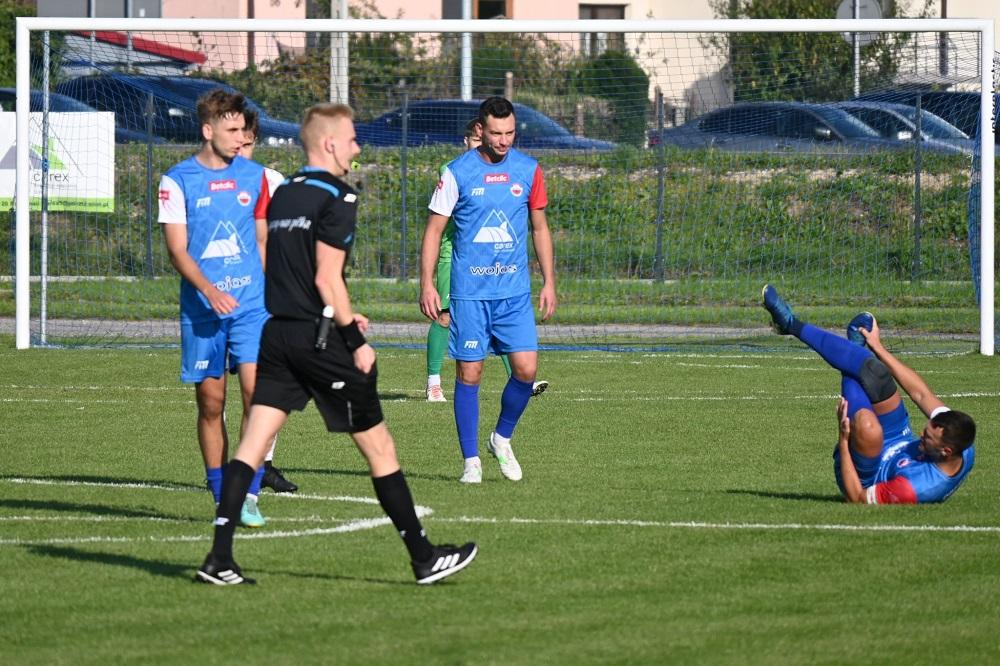 Maciej Sadlok (w środku) nie jest już piłkarzem Sparty Kazimierza Wielka! (fot. Sparta)