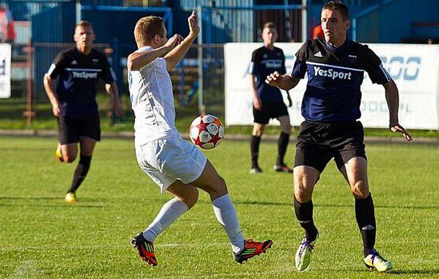 Maciej Saramak (na zdjęciu z prawej) wzmocnił KS Wiązownica (fot. jksjaroslaw.info)