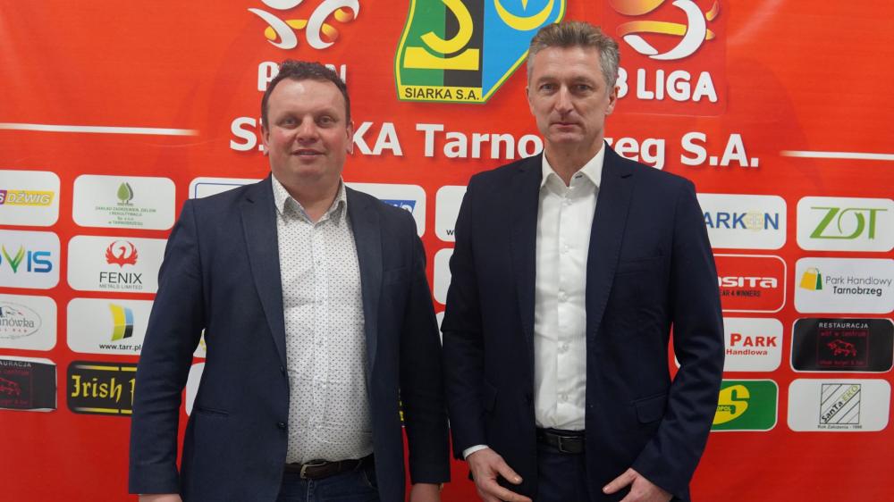 Sławomir Majak (na zdjęciu, z prawej) został nowym trenerem Siarki Tarnobrzeg (fot. Siarka Tarnobrzeg)
