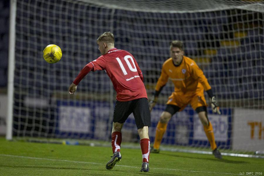 Maksymilian Cichowski (w bramce) w trakcie meczu z Dunfermline FC.