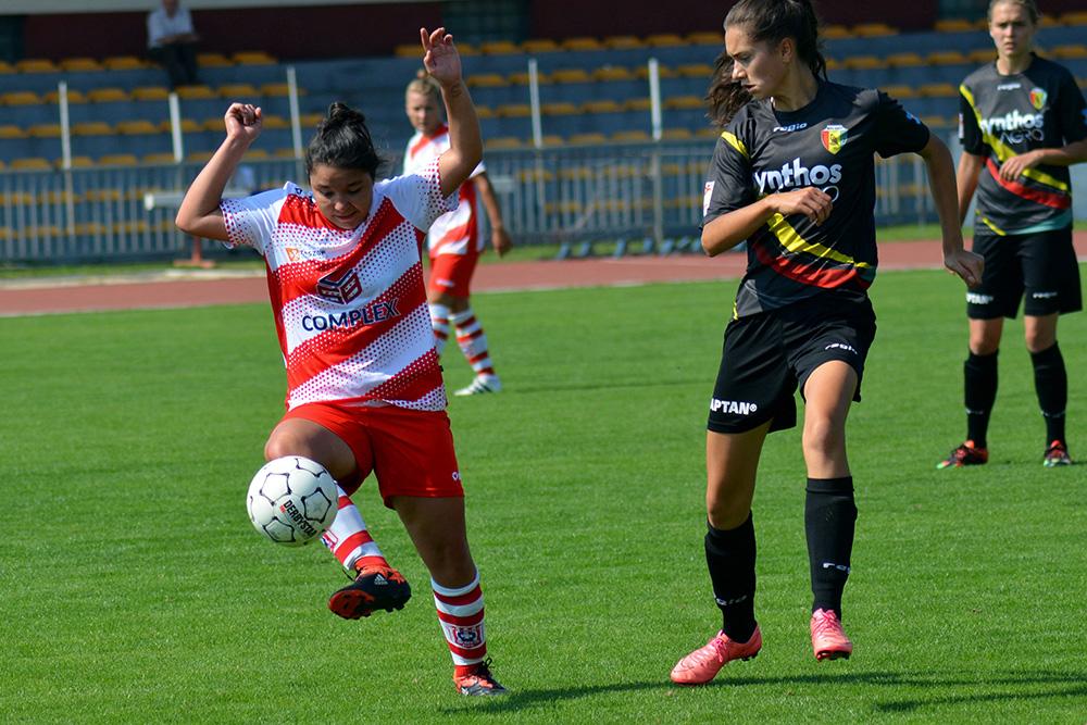 Małgorzata Kot (z prawej) zdobyła gola na wagę trzech punktów (fot. Adrianna Popkiewicz)