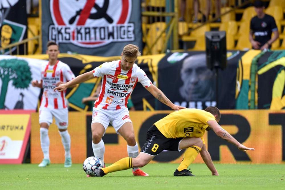 Marek Mróz (na zdjęciu z piŻką) strzelił zwycięskiego gola dla Resovii (fot. cwks-resovia.pl / archiwum)