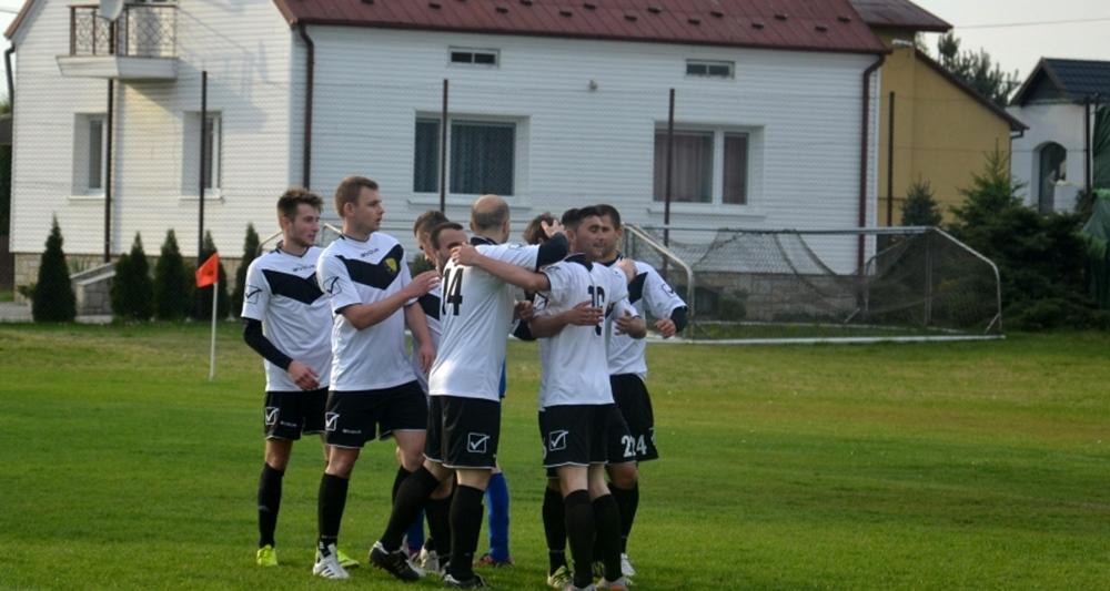 Mariusz Niemasek (drugi z lewej) odszedł z Czarnych Trześń. W zespole spod Mielca zdobył sporo goli w lidze okręgowej. Teraz strzela w B klasie.(fot. czarnitrzesn.futbolowo.pl)