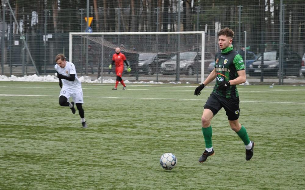 Na zdjęciu z piłką Mateusz Hudzik, jeszcze w barwach Stali Stalowa Wola, z których trafił do Karpat (fot. stal1938.pl)