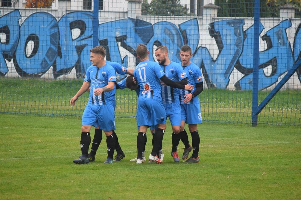 Mateusz Jurczak (pierwszy z lewej) wyjeżdza za granicę. (fot. JKS Jarosław)