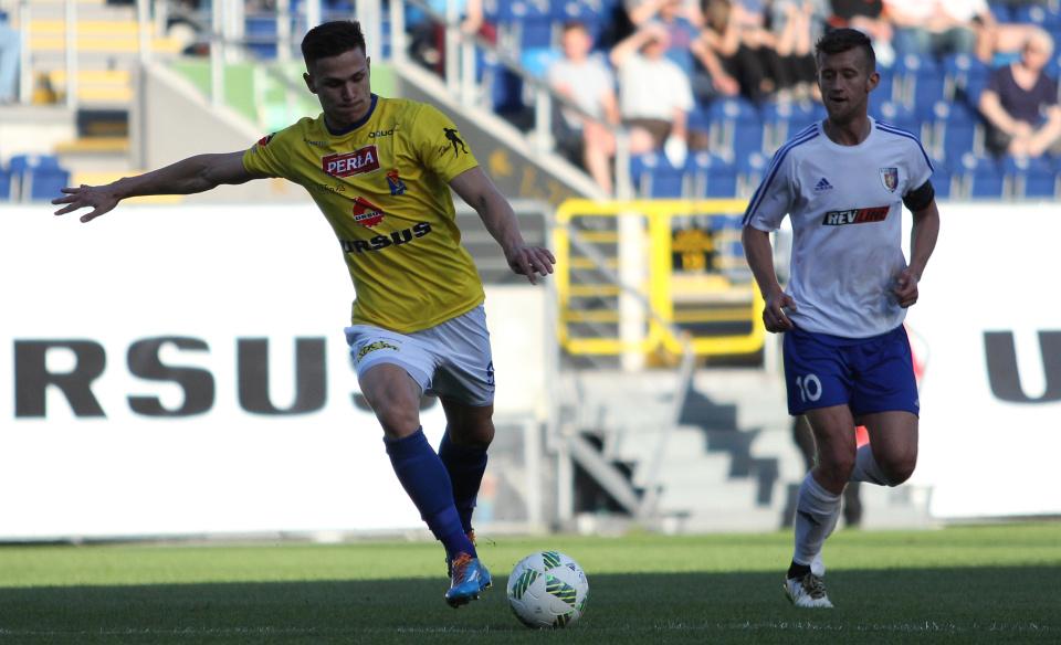 Mateusz Kantor na zdjęciu z prawej. Tutaj w barwach Karpat Krosno w meczu ligowym z Motorem Lublin (fot. Tomasz Lewtak / motorlublin.eu)