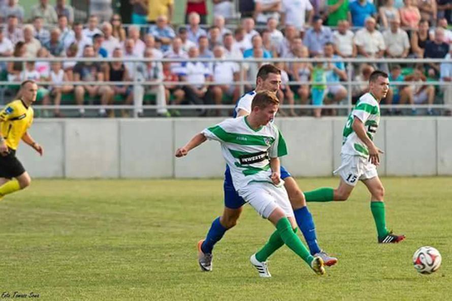 Mateusz Rutuna na zdjęciu z piłką.