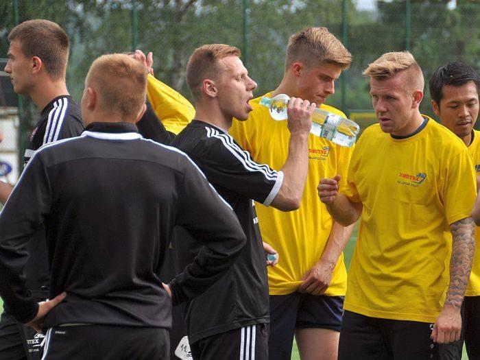 Mateusz Kolbusz (trzeci z prawej) przebywa w Bytowie, gdzie trenuje z tamtejszą Bytovią (fot. Maciek Hinc / bytoviahpu.pl)