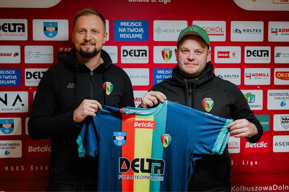 Michał Gliwa (na zdjęciu z lewej) podpisał kontrakt z Sokołem Kolbuszowa Dolna (fot. facebook.com/SokolKD)