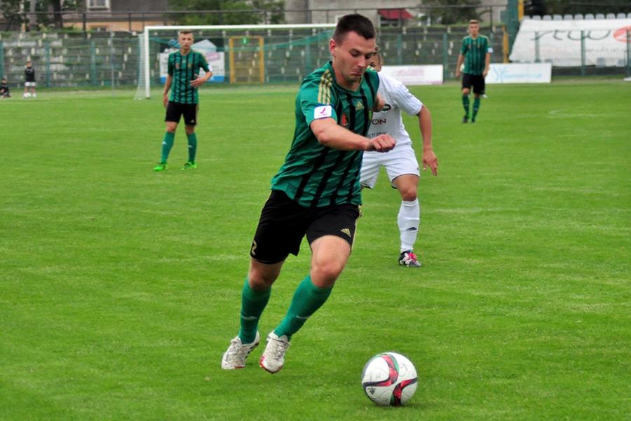 Z piłką Michał Mistrzyk (fot. Grzegorz Lipiec / Echo Dnia)