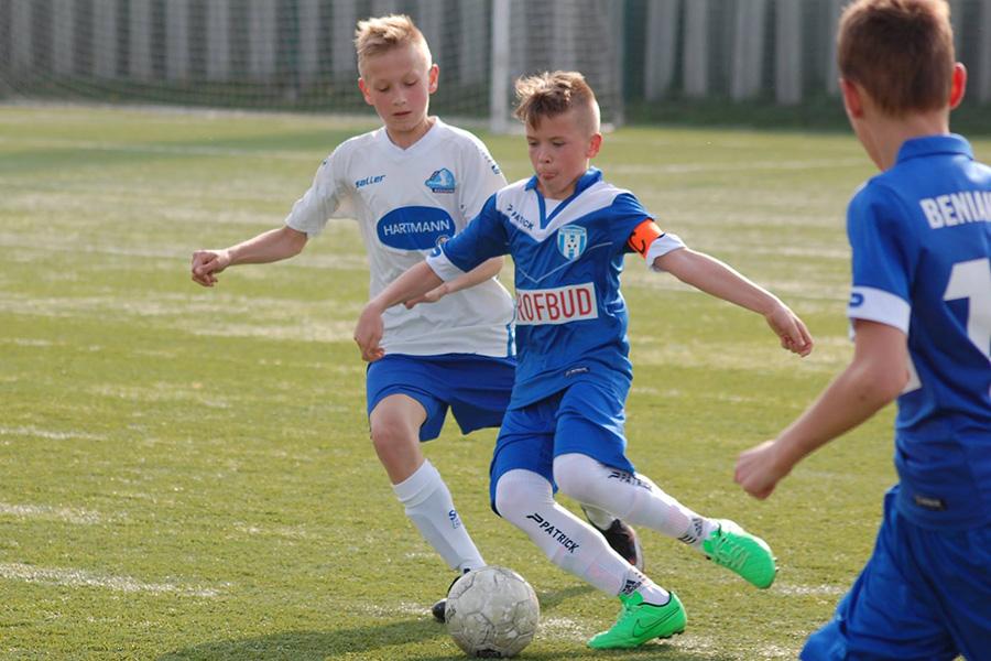 Michał Musik na zdjęciu w białej koszulce (fot. facebook.com/ZKSStalRzeszow2004)