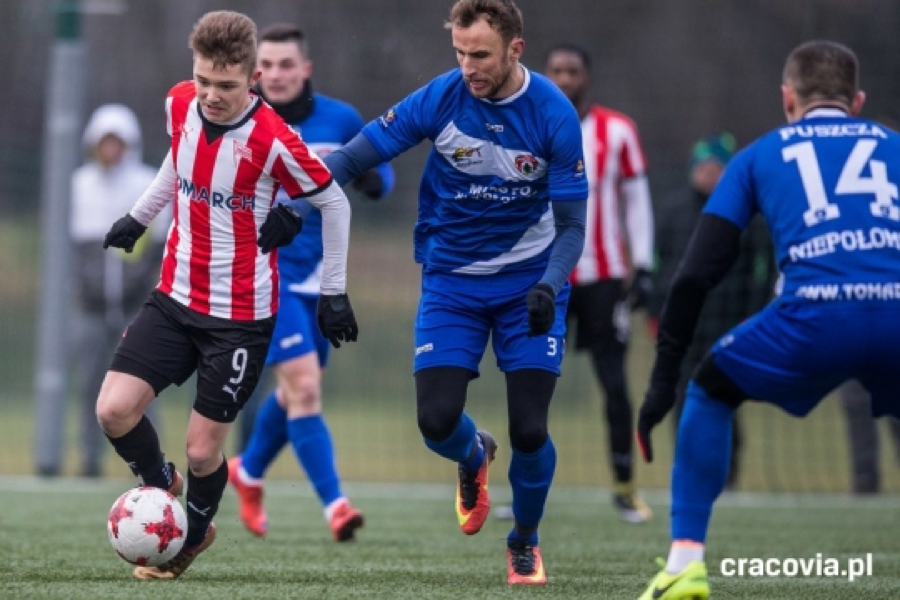 Przy piłce 15-letni Michał Rakoczy, kiedyś piłkarz UKS Szóstka Jasło, dziś zawodnik Cracovii (fot. cracovia.pl)