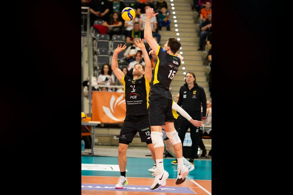 Michał Szalacha atakuje z piłki wystawionej przez Grzegorza Łomacza. Fot. Monika Pliś.